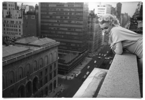 American actress Marilyn Monroe (1926 - 1962) leans over the balcony ...