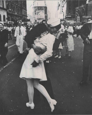 Sailor kissing girl in Times Square - by Alfred Eisenstaedt, V-J Day ...