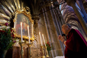 dalai lama - meditating before Jesus