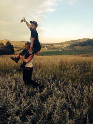 Nahko Bear on the shoulders of Xavier Rudd in the Black Hills ...