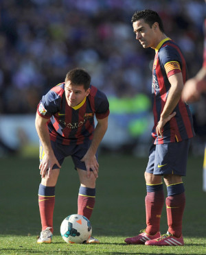 Xavi Hernandez Lionel Messi (L) of FC Barcelona lines up a free kick ...