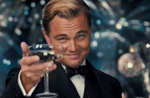Leo Di Caprio como Jay Gatsby na adaptação de 2013 .