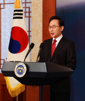 South Korean President Lee Myung-Bak makes a televised New Year speech ...