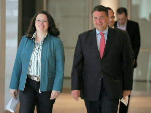 Der SPD-Vorsitzende Sigmar Gabriel (r) und Generalsekretärin Andrea ...