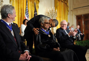 Michelle Obama y Bill Clinton rinden homenaje a la poetisa Maya ...