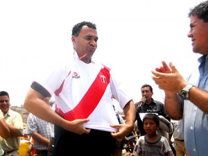 Ruud Gullit se puso la camiseta de la selecci n peruana
