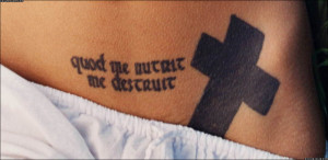 Quod me nutrit me destruit + el tattoo que se cubrió con la cruz