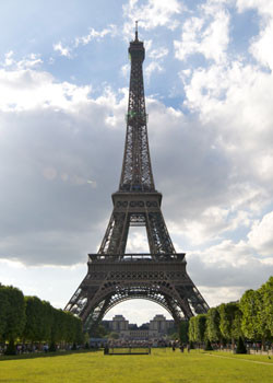 The tower seen from Champ de Mars. illiam™.