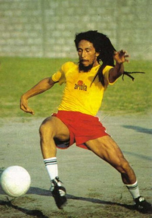 Foto de Bob Marley jugando fútbol.