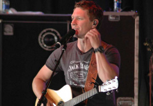 Army veteran and country music star Craig Morgan performs at the USO ...