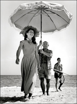 Francoise Gilot con Picasso dietro di lei che le tiene un ombrello per ...