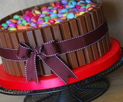 Your Ecards Torta con contorno di Kit Kat e dentro M & M. food, cake ...
