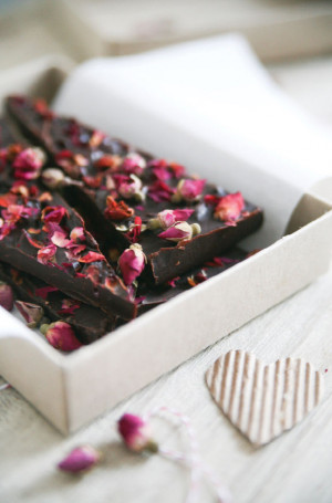 Pure-Ella-Pure-Passion-Rose-Petal-Dark-Chocolate-Bar14