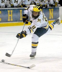 Lightning's Kiss Cam victimizes poor Flyers fan in crowd WATCH ...