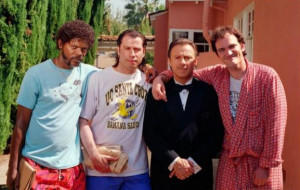 Quentin Tarantino sul set di Pulp Fiction con Harvey Keitel, John ...