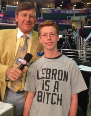 Craig Sager poses with a kid wearing a shirt that says “LeBron is a ...