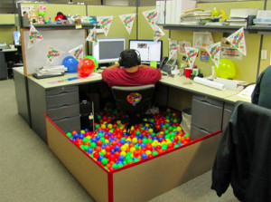 hilarious-office-co-workers-prank-idea-colleague-desk-turned-into-a ...