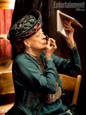 Maggie Smith | The dowager Violet (Maggie Smith, touching up her ...