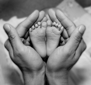baby,black,and,white,feet,hands,photograph,big,hands,small,feet ...