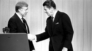 Jimmy Carter y Ronald Reagan se saludan durante un debate celebrado en ...