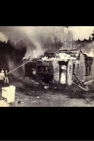 Miss Maudie's house burning down.: Dill Aunts, House Burnt, Smaller ...