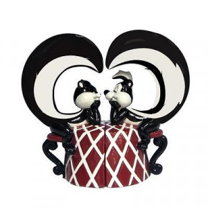 Pepe Le Pew And Penelope In Love Salt And Pepper Shakers