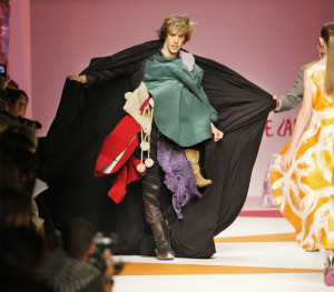 Brüno (Sacha Baron Cohen) en plein défilé de mode