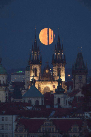 This photo of the full moon in Prague looks like the eye of Sauron ...