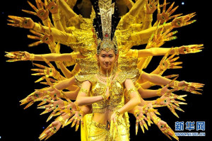 中国残疾人艺术团的演员表演舞蹈《千手观音》。