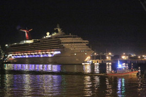 The Carnival cruise ship Triumph makes its way up Mobile Bay assisted ...
