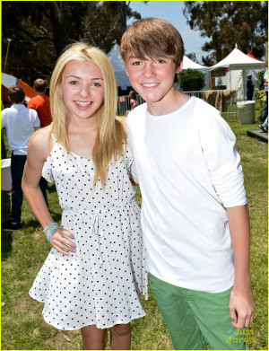 Stefanie Scott & Peyton List: 'A Time For Heroes' Picnic Pair