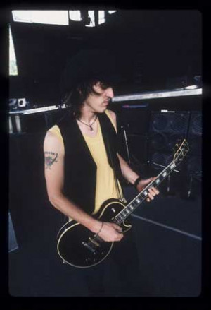 http://www.morethings.com/music/gun...zy-stradlin.jpg
