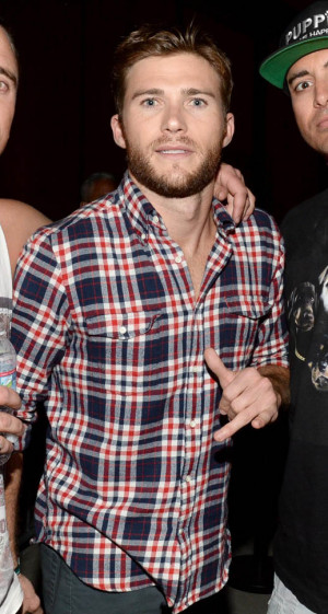 Scott Eastwood imita pose e fica a 39 cara 39 do pai o diretor e ator ...