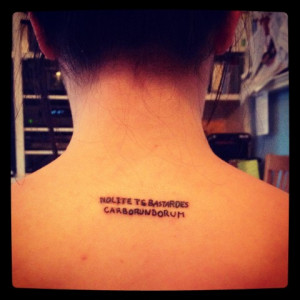 Tatuaje de la frase “nolite te bastardes carborundorum”