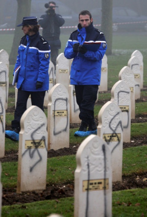 Photo: Police inspect desecrated graves in France, 8 Dec 2008/Pascal ...