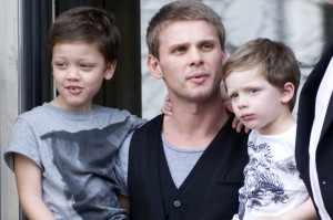 Jeff-Brazier-carrying-his-sons.jpg