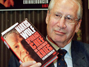 Markus Wolf 1997 mit seinem neuen Buch REUTERS Fabrizio
