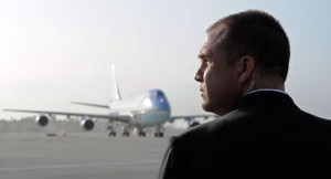 Secret Service Agent looks on as President Barack Obama arrives ...