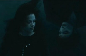 SCENE] Bella, having spotted Victoria underwater, hits her head ...