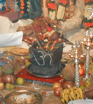... of commons.wikimedia.org/wiki/File:Hindu_wedding_ceremony_fire.jpg