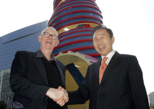 Claes Oldenburg and Lee Myung-bak, from the Joongang Ilbo