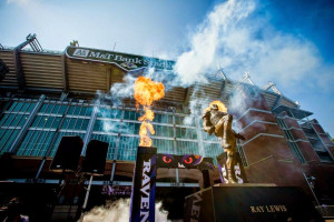 Baltimore Ravens forget the past with statue for Ray Lewis