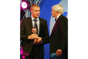 Richie Benaud amp Andrew Flintoff Richie Benaud congratulates Andrew