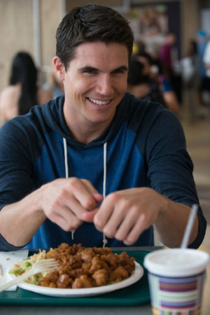 Still of Robbie Amell in The DUFF (2015)