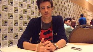 Grant Gustin @ SDCC THE FLASH Preview, Barry's Father Figures and More