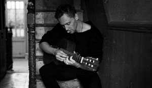 ... Hiddleston Performs Hank Williams Classic At Music Festival [Video