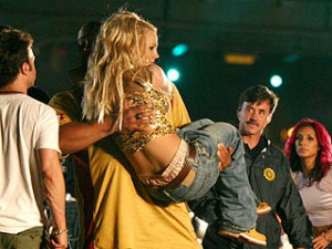 Britney Blows Out Knee, Undergoes Surgery