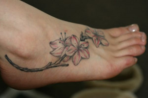 tatuaż kwiaty na stopie