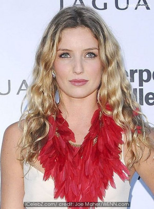 Annabelle Wallis Hot