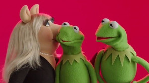 muppets-most-wanted-kermit-miss-piggy-constatine.jpg